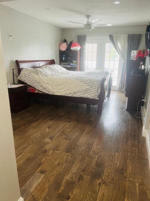 bedroom featuring a ceiling fan and dark wood-style floors
