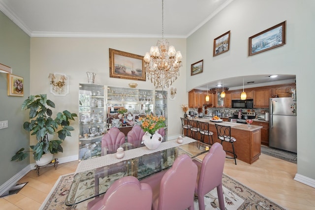 dining room featuring arched walkways, ornamental molding, baseboards, and a notable chandelier