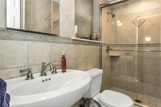 31 Elmwood Ct, Plainview, NY 11803 - full bathroom with a sink, a shower stall, toilet, and tile walls