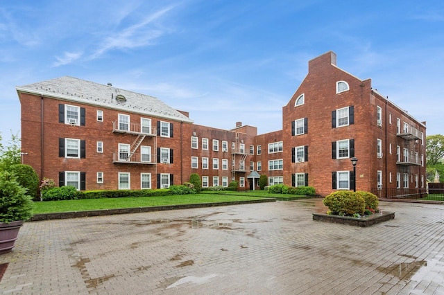 view of apartment building / complex