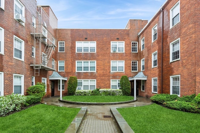 view of apartment building / complex