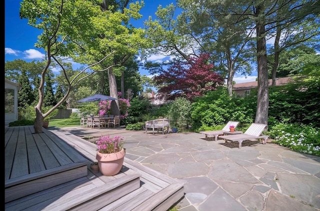 5 Samuel Ct, Syosset, NY 11791 - view of patio with outdoor dining area