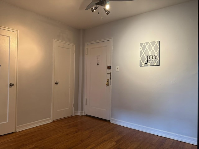 entryway with a ceiling fan, baseboards, and dark wood-style floors