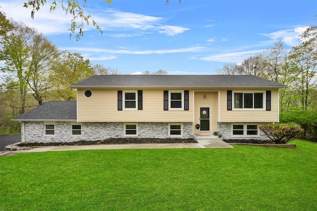 split foyer home with a front yard