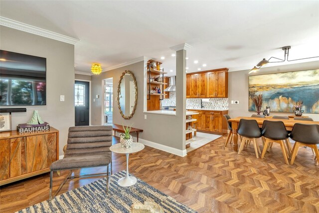 living area with ornamental molding, baseboards, and recessed lighting