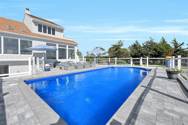view of swimming pool featuring an outdoor hangout area, a patio area, a sunroom, and a fenced in pool