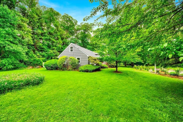 83 Sherwood Rd, Cortlandt Manor, NY 10567 - view of grassy yard