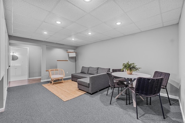 living room with a drop ceiling, carpet, baseboards, and recessed lighting