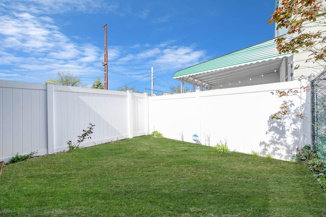 view of yard featuring a fenced backyard