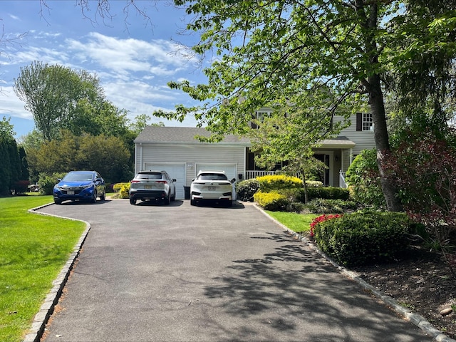 view of front of house with driveway and a front yard