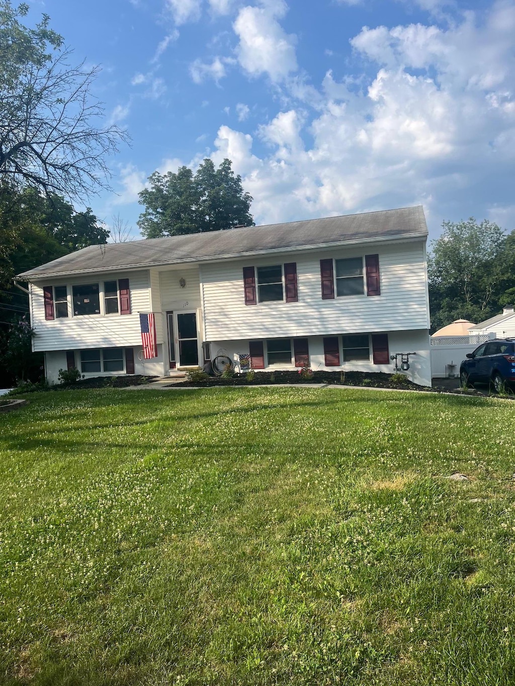 split foyer home featuring a front yard