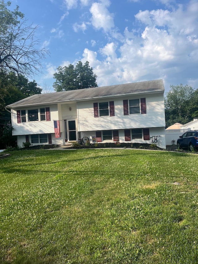 split foyer home featuring a front yard