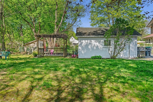 view of yard featuring an outbuilding