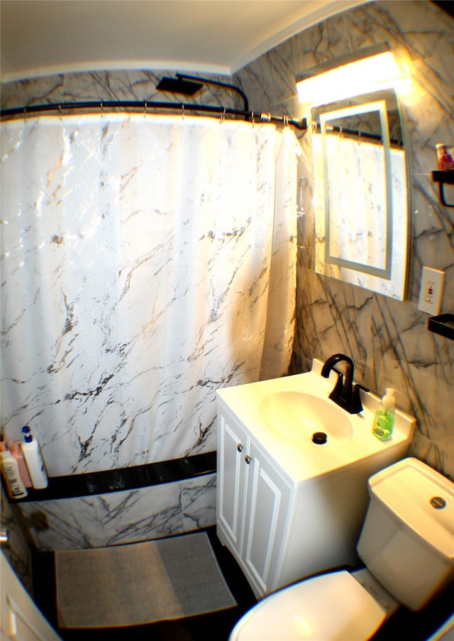 bathroom with toilet, curtained shower, and vanity
