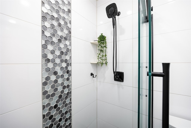 full bathroom featuring tiled shower