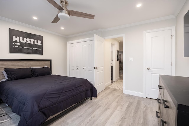 bedroom featuring light wood finished floors, crown molding, recessed lighting, a closet, and ceiling fan