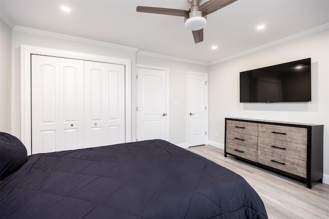 bedroom featuring light wood finished floors, ornamental molding, baseboards, recessed lighting, and a closet