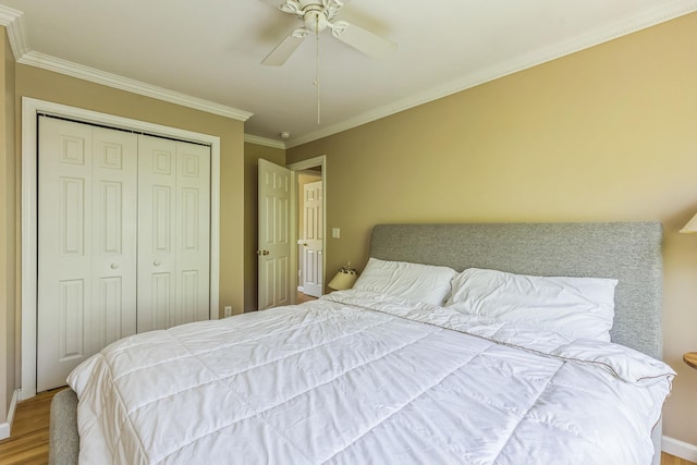 bedroom featuring ceiling fan, ornamental molding, a closet, and wood finished floors