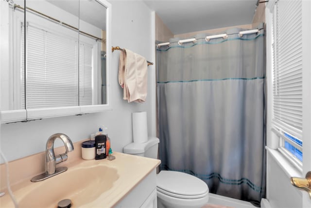 full bath with vanity, toilet, and a shower with shower curtain