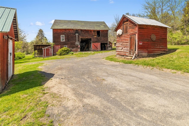 view of barn featuring a lawn