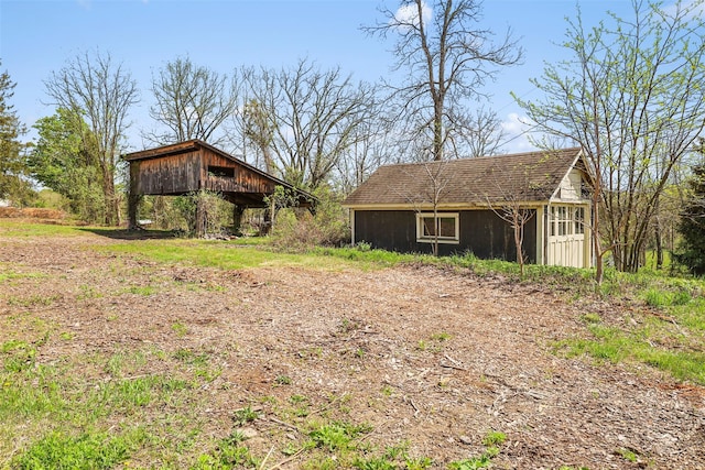 view of yard featuring an outbuilding