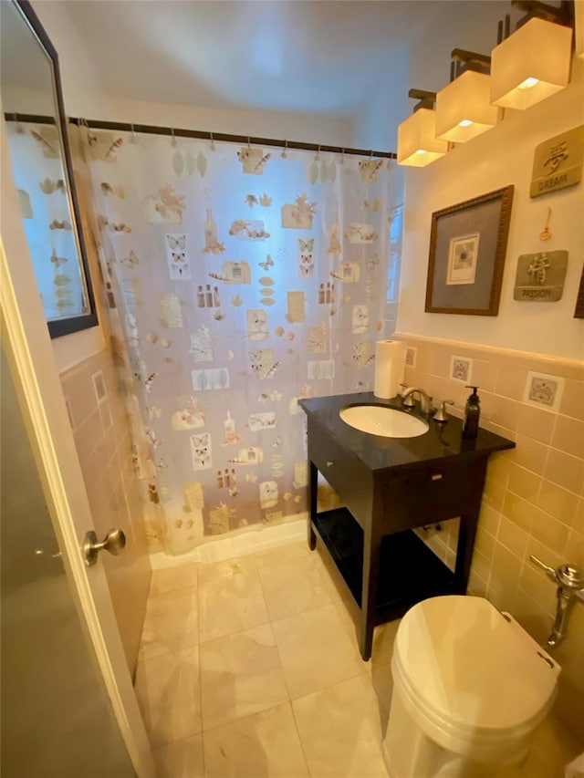 full bath featuring tile walls, toilet, curtained shower, and vanity