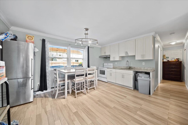 kitchen with freestanding refrigerator, ornamental molding, a sink, and electric range