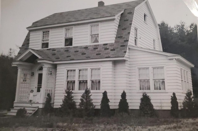 view of front of home featuring a gambrel roof