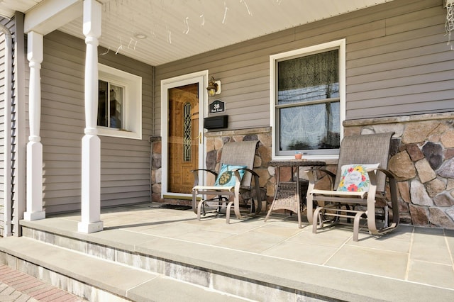 property entrance featuring a porch