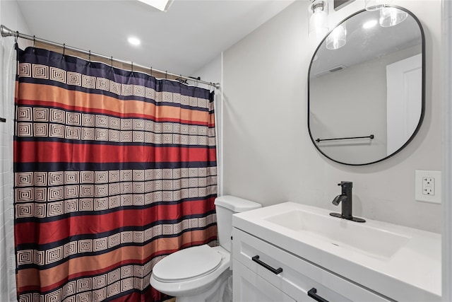 full bathroom featuring toilet, curtained shower, and vanity