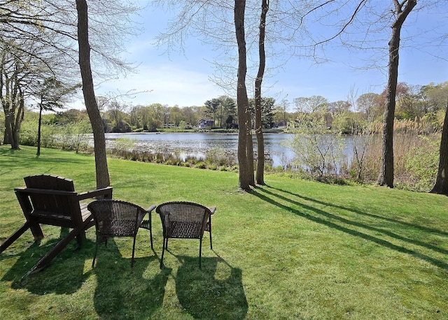 view of yard featuring a water view