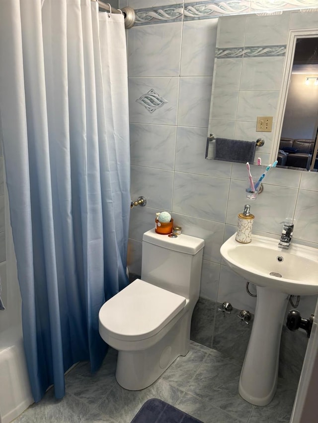 full bath with toilet, a shower with curtain, tile patterned floors, tile walls, and tasteful backsplash