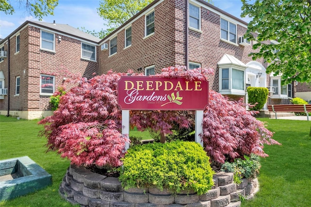community sign featuring a lawn