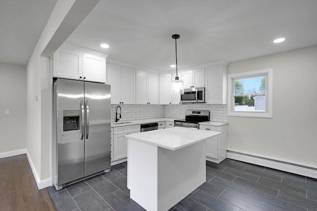 kitchen featuring stainless steel appliances, a sink, baseboards, decorative backsplash, and recessed lighting