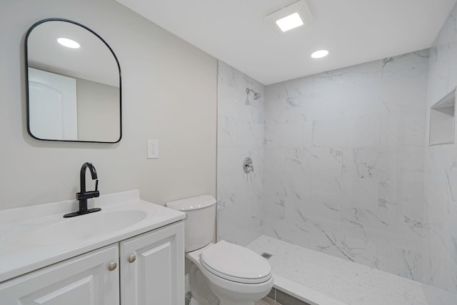 full bathroom with toilet, vanity, tiled shower, and recessed lighting