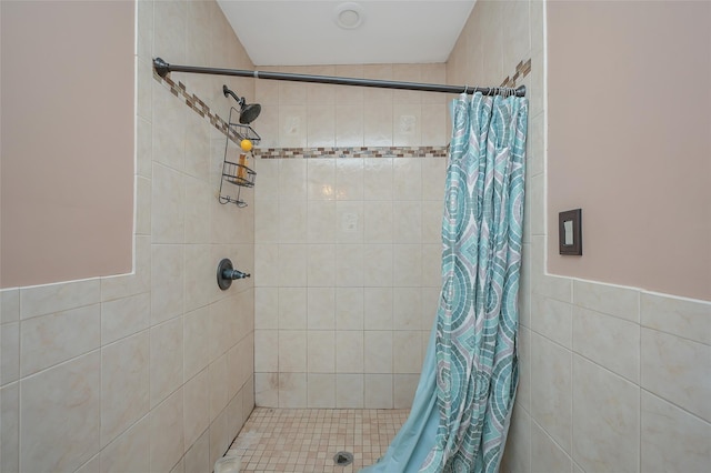 full bathroom featuring tiled shower