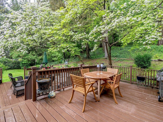 deck with outdoor dining space