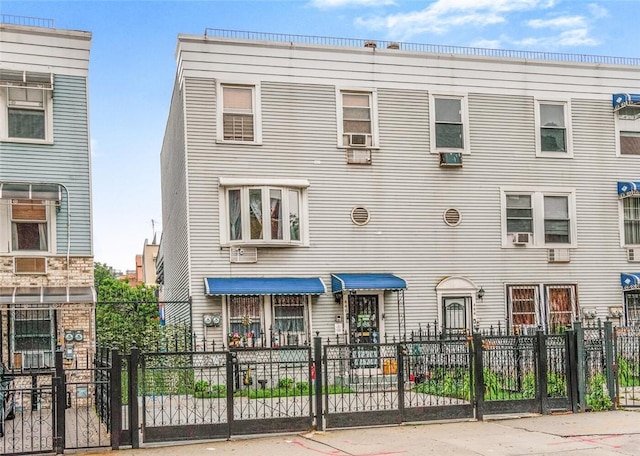 view of front facade featuring fence private yard