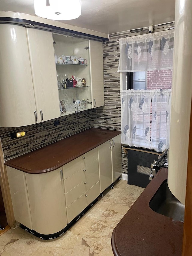 8340 Austin St Unit 5G, Kew Gardens, NY 11415 - bar featuring tasteful backsplash