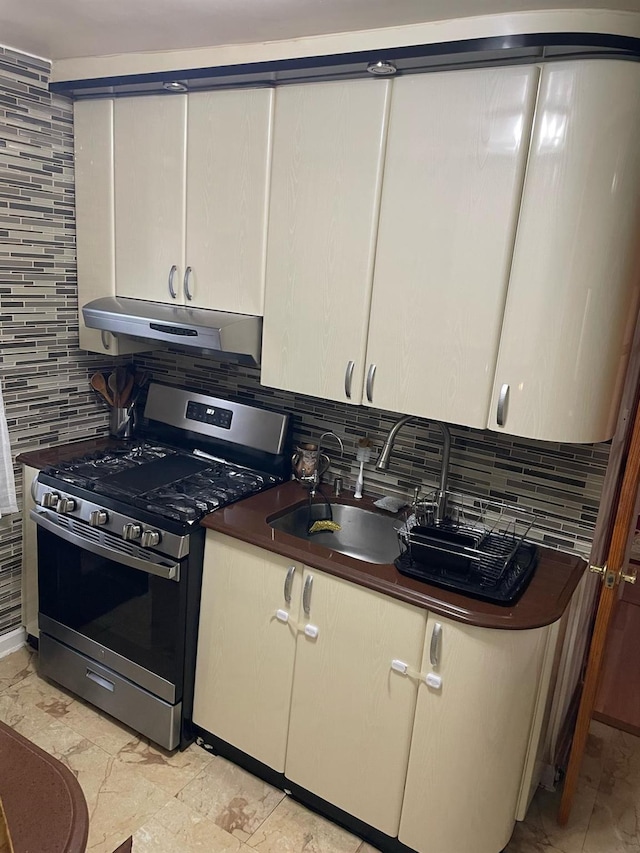 8340 Austin St Unit 5G, Kew Gardens, NY 11415 - kitchen featuring gas range, under cabinet range hood, backsplash, and a sink