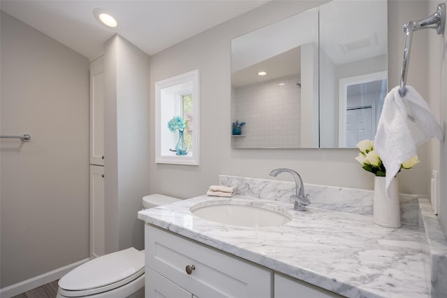 full bathroom with toilet, vanity, a shower, baseboards, and recessed lighting