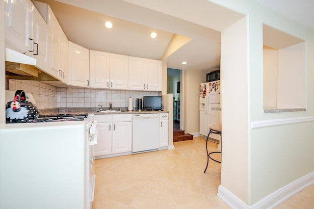 kitchen featuring a sink, white cabinetry, white appliances, under cabinet range hood, and decorative backsplash