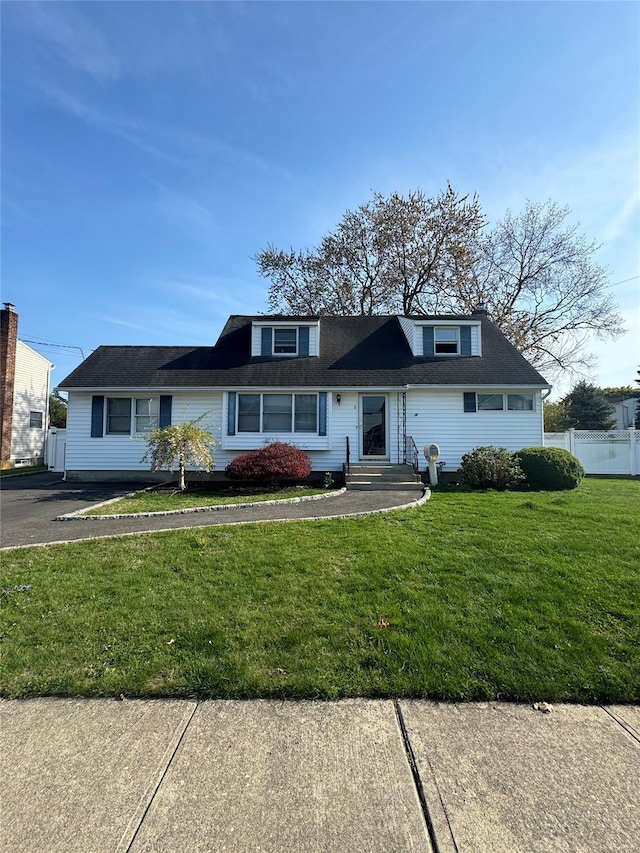 view of front of house featuring fence and a front yard