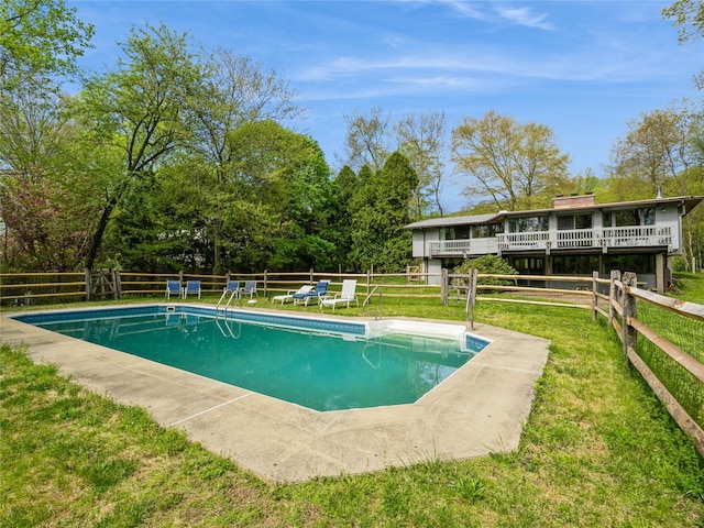 view of swimming pool