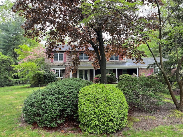 view of front of house with a front lawn