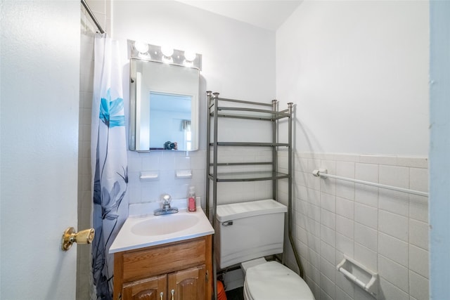 1841 Central Park Ave Unit 8E, Yonkers, NY 10710 - full bath featuring tile walls, vanity, toilet, a shower with shower curtain, and wainscoting