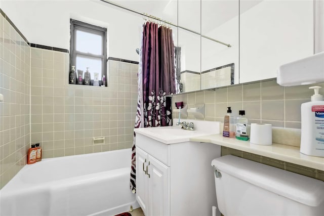 full bath with toilet, backsplash, shower / tub combo with curtain, and vanity