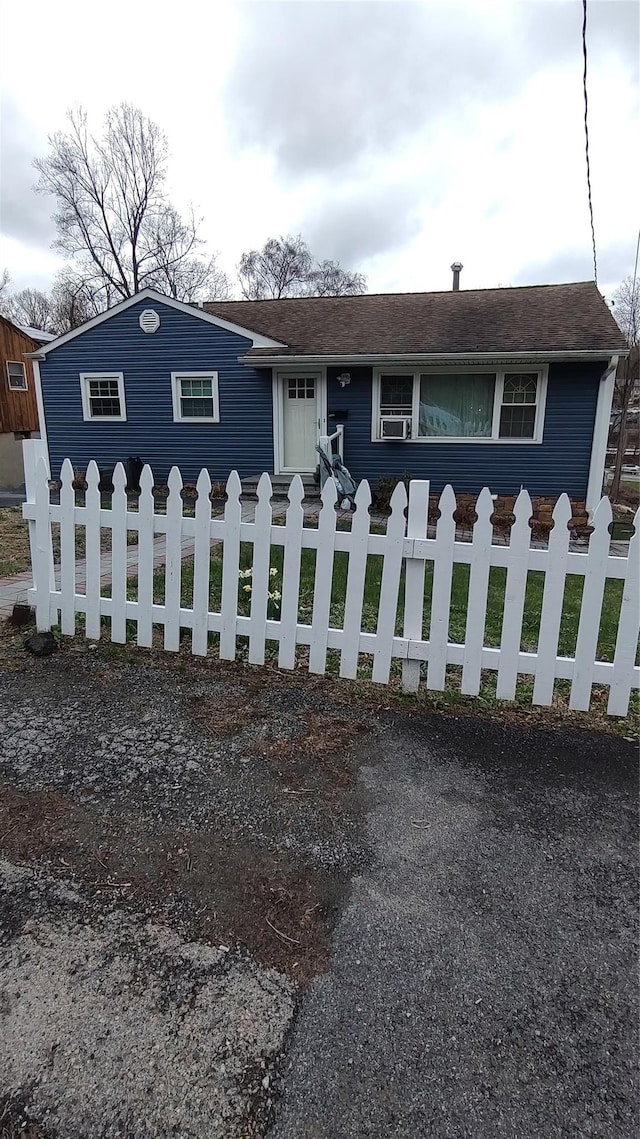 view of front of house featuring a fenced front yard