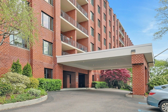 view of apartment building / complex