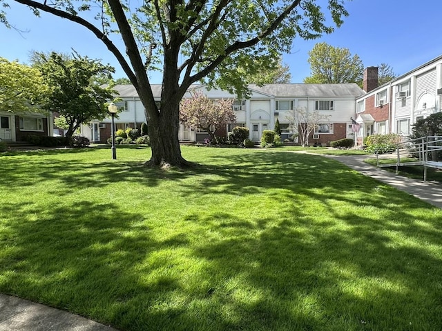 view of grassy yard featuring a residential view
